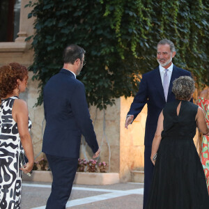 Le roi Felipe VI et la reine Letizia d'Espagne avec la reine Sofia, reçoivent les autorités locales dans leur résidence d'été au palais Miravent à Palma de Majorque, le 4 août 2022. 