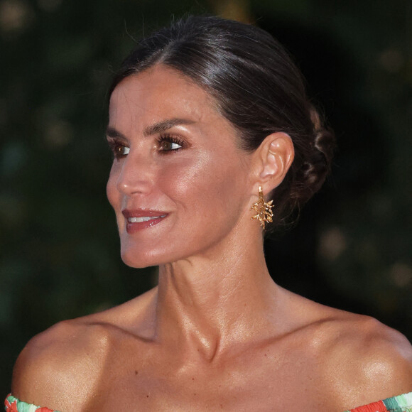 Le roi Felipe VI et la reine Letizia d'Espagne avec la reine Sofia, reçoivent les autorités locales dans leur résidence d'été au palais Miravent à Palma de Majorque. 