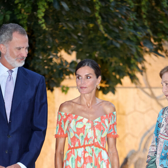 Le roi Felipe VI et la reine Letizia d'Espagne avec la reine Sofia, reçoivent les autorités locales dans leur résidence d'été au palais Miravent à Palma de Majorque, le 4 août 2022. 