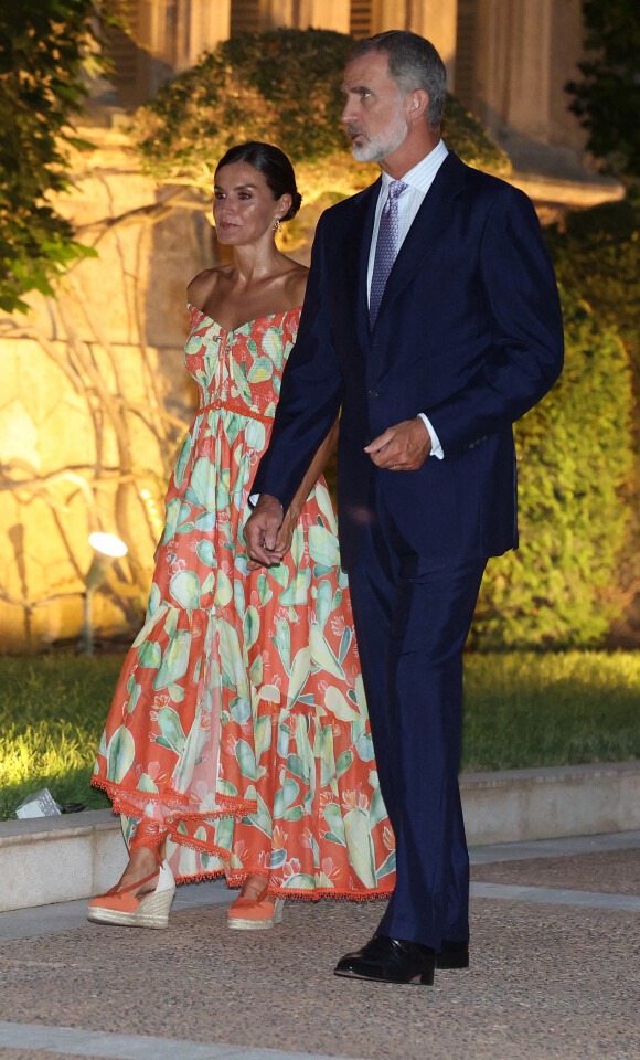 Le roi Felipe VI et la reine Letizia d'Espagne avec la reine Sofia, reçoivent les autorités locales dans leur résidence d'été au palais Miravent à Palma de Majorque, le 4 août 2022. 