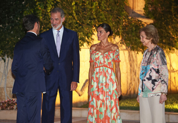 Le roi Felipe VI et la reine Letizia d'Espagne avec la reine Sofia, reçoivent les autorités locales dans leur résidence d'été au palais Miravent à Palma de Majorque, le 4 août 2022. 