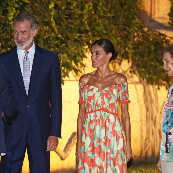 Le roi Felipe VI et la reine Letizia d'Espagne avec la reine Sofia, reçoivent les autorités locales dans leur résidence d'été au palais Miravent à Palma de Majorque, le 4 août 2022. 