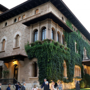 Le roi Felipe VI et la reine Letizia d'Espagne avec la reine Sofia, reçoivent les autorités locales dans leur résidence d'été au palais Miravent à Palma de Majorque, le 4 août 2022. 