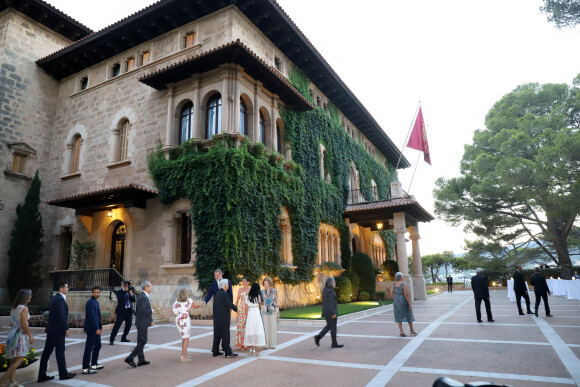 Le roi Felipe VI et la reine Letizia d'Espagne avec la reine Sofia, reçoivent les autorités locales dans leur résidence d'été au palais Miravent à Palma de Majorque, le 4 août 2022. 