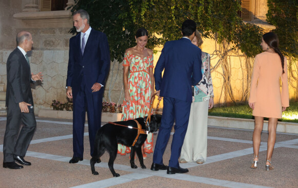 Le roi Felipe VI et la reine Letizia d'Espagne avec la reine Sofia, reçoivent les autorités locales dans leur résidence d'été au palais Miravent à Palma de Majorque, le 4 août 2022. 