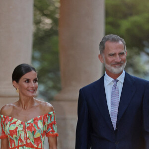 Le roi Felipe VI et la reine Letizia d'Espagne avec la reine Sofia, reçoivent les autorités locales dans leur résidence d'été au palais Miravent à Palma de Majorque, le 4 août 2022. 