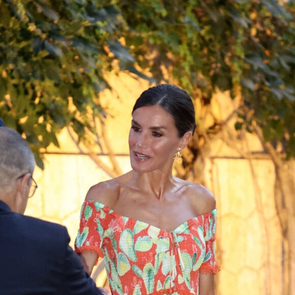 Le roi Felipe VI et la reine Letizia d'Espagne avec la reine Sofia, reçoivent les autorités locales dans leur résidence d'été au palais Miravent à Palma de Majorque, le 4 août 2022. 