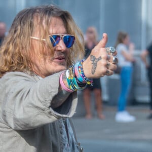 Johnny Depp va à la rencontre de fans devant la mairie d'Offenbach en Allemagne, le 6 juillet 2022.