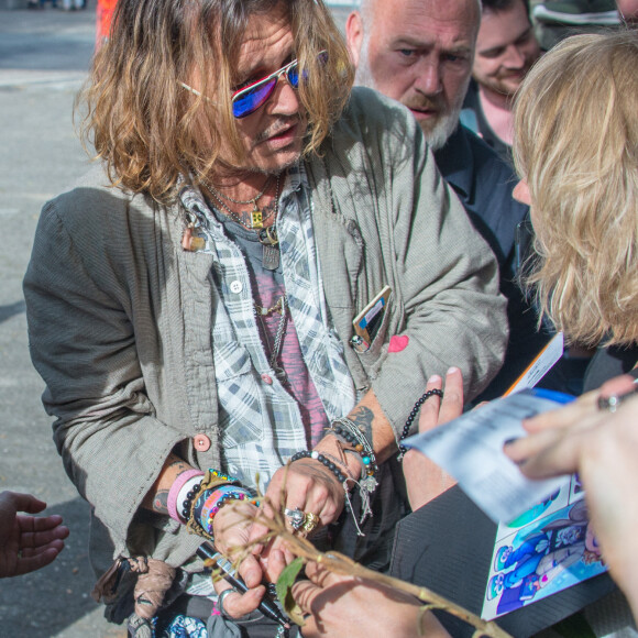 Johnny Depp va à la rencontre de fans devant la mairie d'Offenbach en Allemagne, le 6 juillet 2022.  