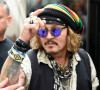 Johnny Depp signe des autographes à la sortie de son hôtel à Manchester.