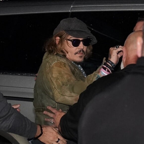 Johnny Depp vient saluer ses fans à la sortie du concert de Jeff Beck au Sage Gateshead le 2 juin 2022.