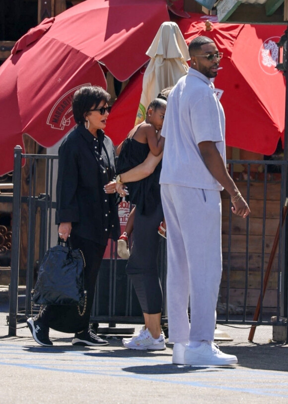 Khloe Kardashian, son ex Tristan Thompson, leur fille True et Kris Jenner à la sortie du déjeuner familial de pré-fête des pères au Sagebrush Cantina à Calabasas, Los Angeles, Californie, Etats-Unis, le 18 juin 2022. 