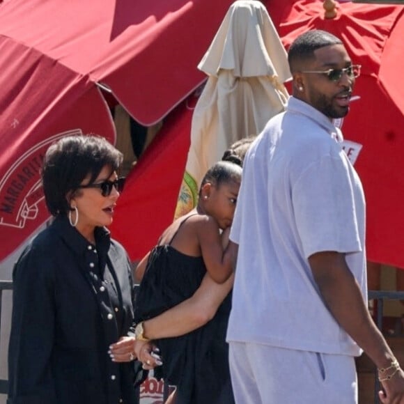 Khloe Kardashian, son ex Tristan Thompson, leur fille True et Kris Jenner à la sortie du déjeuner familial de pré-fête des pères au Sagebrush Cantina à Calabasas, Los Angeles, Californie, Etats-Unis, le 18 juin 2022. 
