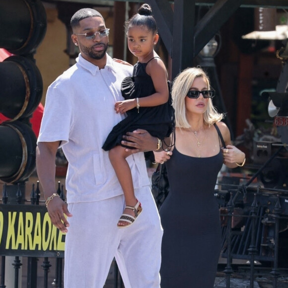 Info du 06/08/2022 ( Khloe Kardashian et Tristan Thompson sont parents pour la seconde fois - par mère porteuse ) - Khloe Kardashian, son ex Tristan Thompson, leur fille True et Kris Jenner à la sortie du déjeuner familial de pré-fête des pères au Sagebrush Cantina à Calabasas, Los Angeles, Californie, Etats-Unis. 