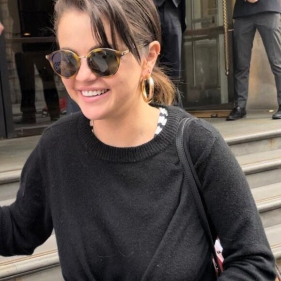 Selena Gomez à la sortie de son hôtel à Londres.