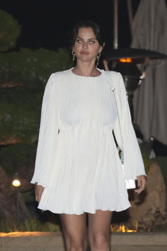 Selena Gomez à la sortie du restaurant "Nobu" à Los Angeles, le 22 juillet 2022. 