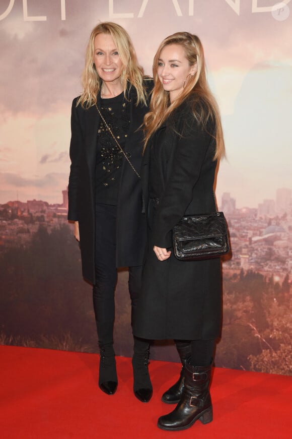 Estelle Lefébure avec sa fille Emma Smet à l'avant-première du film "Holy Lands" au cinéma UGC Normandie à Paris, France, le 4 décembre 2018. © Coadic Guirec/Bestimage 