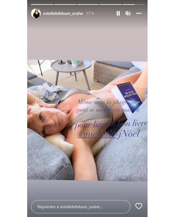 Estelle Lefébure en bikini sur son canapé pendant ses vacances, le 6 août 2022.