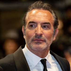 Jean Dujardin - Montée des marches du film "Novembre" lors du 75ème Festival International du Film de Cannes, le 22 mai 2022. © Cyril Moreau / Bestimage 