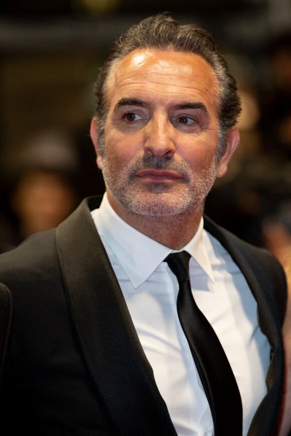 Jean Dujardin - Montée des marches du film "Novembre" lors du 75ème Festival International du Film de Cannes, le 22 mai 2022. © Cyril Moreau / Bestimage 