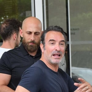 Jean Dujardin à la sortie de l'hôtel "Martinez" lors du 75ème Festival International du Film de Cannes, le 22 mai 2022. 