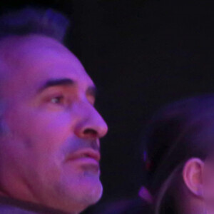 Jean Dujardin, sa femme Nathalie Péchalat et leur fille Jeanne assistent au gala de clôture des championnats du monde de patinage artistique 2022 à Montpellier le 27 mars 2022. 