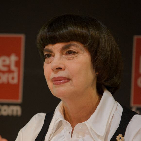 Mireille Mathieu dédicace son nouvel album "Mes classiques" au Furet du Nord à Lille le 14 novembre 2018. © Stéphane Vansteenkiste/Bestimage