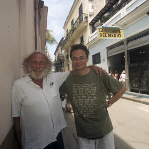 Pierre Richard sur le tournage de "Robinson Crusoé" à Cuba, le 16 juillet 2002.