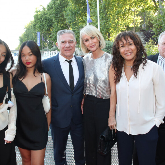 Exclusif - Thierry Chassagne et sa femme Rose-Hélène Chassagne avec Laeticia Hallyday, ses filles Jade et Joy, son père André Boudou et sa demi-soeur Alcéa - Thierry Chassagne reçoit les insignes de Chevalier dans l'Ordre de la Légion d'Honneur des mains de Lévon Sayan sur le bateau "Le Paris" au port Debilly dans le quartier de Chaillot du 16ème arrondissement de Paris, France, le 13 juin 2022. © Bertrand Rindoff/Bestimage