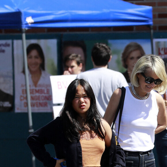 Exclusif - prix spécial - No web - Laeticia Hallyday est allée voter accompagnée de sa fille Joy au bureau de vote du consulat installé au Lycée Français de Burbank pour le premier tour de l'élection présidentielle le 9 avril 2022. Son ami Jean-Claude Sindres était déjà sur place et l'attendait. Ensuite, Ils sont partis déjeuner au Figaro Bistrot à Los Feliz pour célébrer l'anniversaire de Jean-Claude.