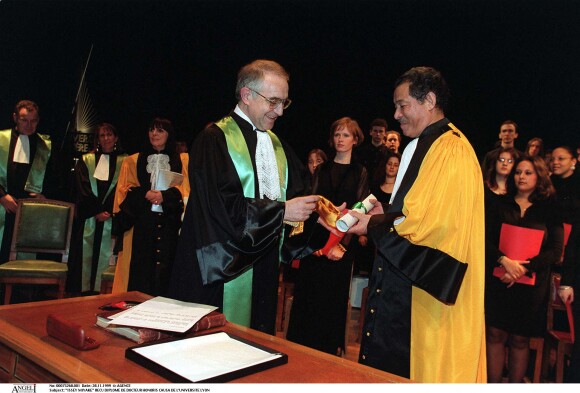 Issey Miyake reçoit le diplôme de docteur Honoris Causa à l'université de Lyon