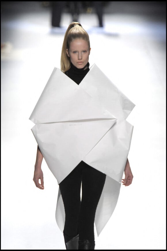 Défilé de mode Issey Miyake - Collection Prêt à porter automne-hiver 2001