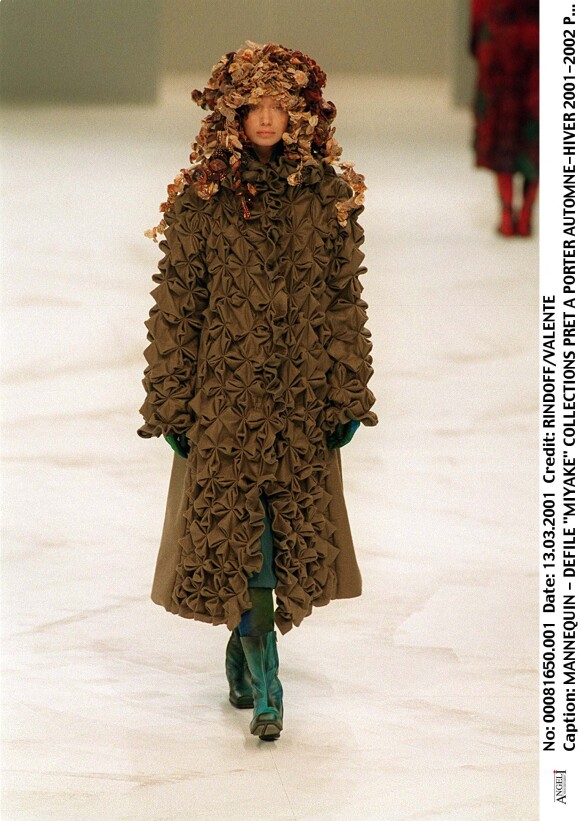 Défilé de mode Issey Miyake - Collection Prêt à porter automne-hiver 2001-2002