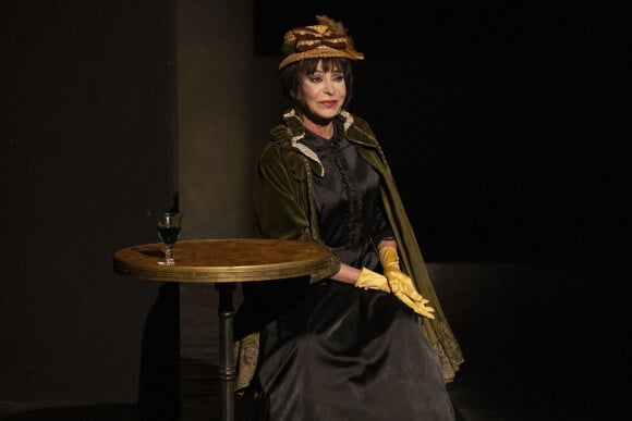 Béatrice Agenin - Pièce de théâtre "Marie des Poules" de G.Savoisien, mise en scène d'A.Denis, avec B.Agenin et A.Denis au théâtre de Verdure lors du Festival de Ramatuelle, le 7 août 2022. 