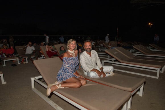 Romain Sardou et sa compagne Kym Thiriot lors d'une séance de cinéma en plein air sur la plage de Tahiti à Ramatuelle le 20 août 2020.  © Jack Tribeca / Bestimage