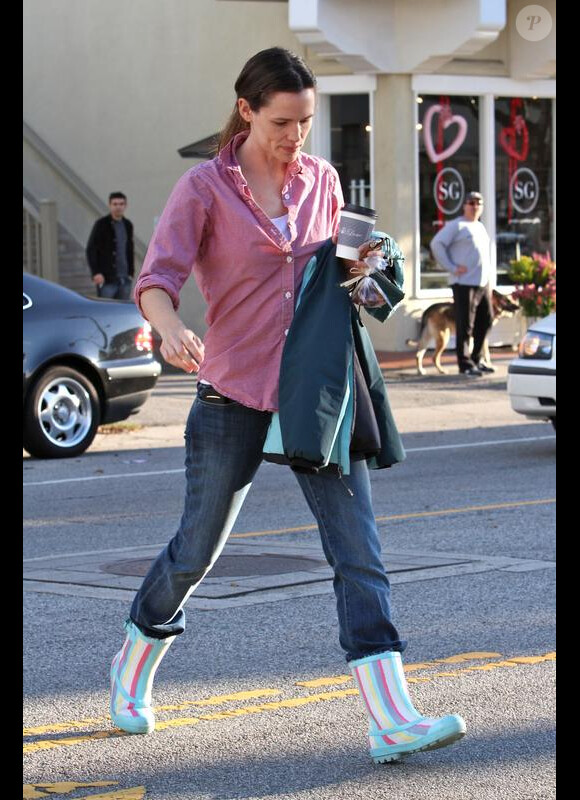 Jennifer Garner dans les rues de Santa Monica, parée contre la pluie