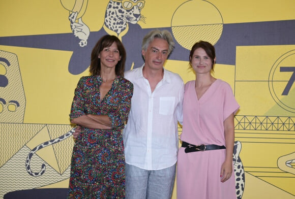 Jean Paul Civeyrac et Cristina Flutur avec Sophie Marceau au photocall du film Une Femme De Notre Temps durant le Festival de Locarno, en Suisse, le 9 août 2022 