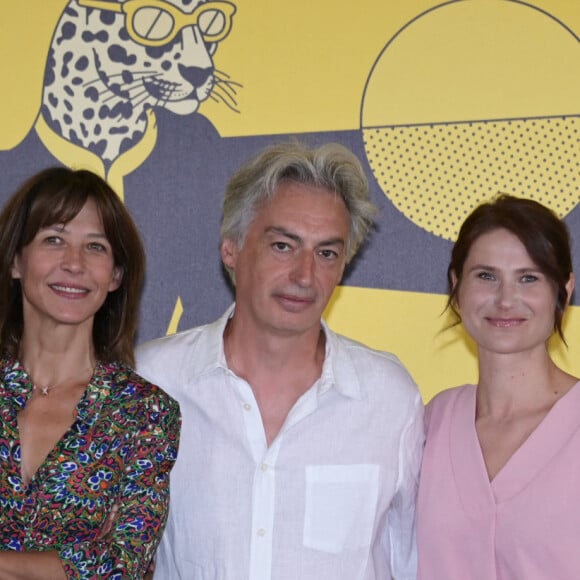 Jean Paul Civeyrac et Cristina Flutur avec Sophie Marceau au photocall du film Une Femme De Notre Temps durant le Festival de Locarno, en Suisse, le 9 août 2022 