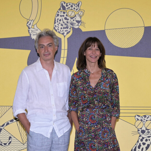 Jean Paul Civeyrac et Sophie Marceau au photocall du film Une Femme De Notre Temps durant le Festival de Locarno, en Suisse, le 9 août 2022 