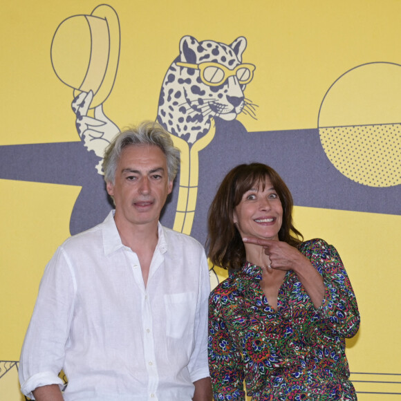 Jean Paul Civeyrac et Sophie Marceau au photocall du film Une Femme De Notre Temps durant le Festival de Locarno, en Suisse, le 9 août 2022