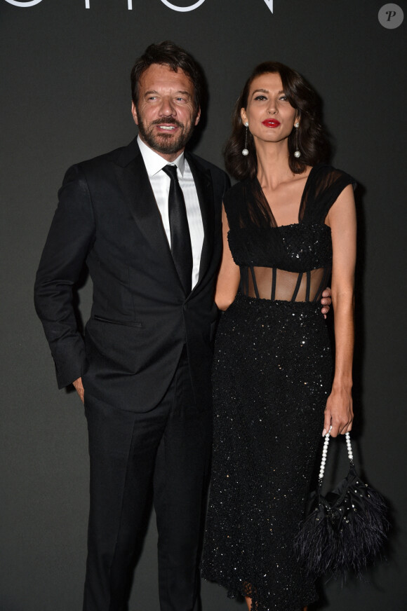 Samuel Le Bihan et sa compagne Stefania Cristian - Photocall de la soirée "Women In Motion" par Kering au Château de la Castre lors du 75ème Festival International du Film de Cannes. Le 22 mai 2022 © Olivier Borde / Bestimage 