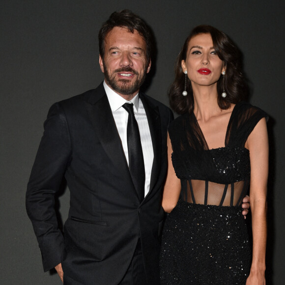 Samuel Le Bihan et sa compagne Stefania Cristian - Photocall de la soirée "Women In Motion" par Kering au Château de la Castre lors du 75ème Festival International du Film de Cannes. Le 22 mai 2022 © Olivier Borde / Bestimage 