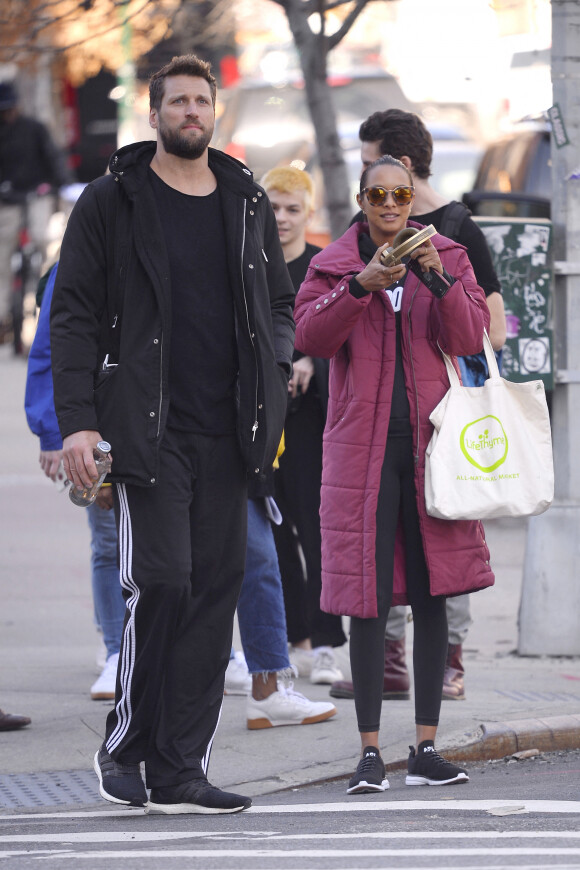 Exclusif - La mannequin Lais Ribeiro et son compagnon Jared Homan se baladent dans le quartier de Tribeca à New York le 27 février 2018.