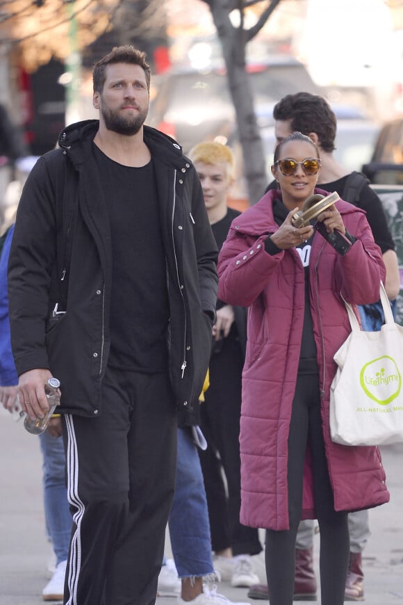 Exclusif - La mannequin Lais Ribeiro et son compagnon Jared Homan se baladent dans le quartier de Tribeca à New York le 27 février 2018.