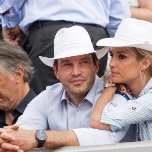 Richard Berry avec Elodie Gossuin et son mari Bertrand Lacherie dans les tribunes lors des internationaux de tennis de Roland Garros à Paris, France, le 4 juin 2019. © Jacovides-Moreau/Bestimage 