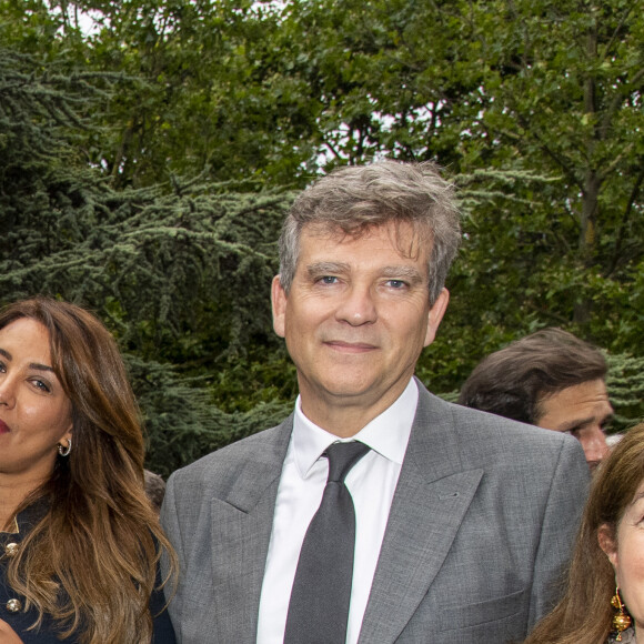 Arnaud Montebourg et sa compagne Amina Walter en backstage lors de l'évènement "Le Concert de Paris" depuis le Champ-de-Mars à l'occasion de la Fête Nationale du 14 Juillet 2021. Paris, le 14 juillet 2021. © Perusseau-Veeren/Bestimage