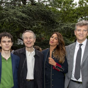 Gérard Bekerman, Arnaud Montebourg et sa compagne Amina Walter avec des amis en backstage lors de l'évènement "Le Concert de Paris" depuis le Champ-de-Mars à l'occasion de la Fête Nationale du 14 Juillet 2021. Paris, le 14 juillet 2021. © Perusseau-Veeren/Bestimage