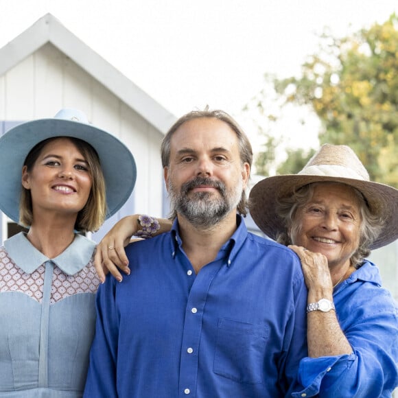 Romain Sardou et sa compagne Kym Thiriot avec Jacqueline Franjou, présidente du Festival de Ramatuelle - Festival de Ramatuelle ; Personnalités en marge de la représentation de "L'école des femmes" au théâtre de Verdure le 10 août 2022. © Cyril Bruneau / Festival de Ramatuelle / Bestimage 