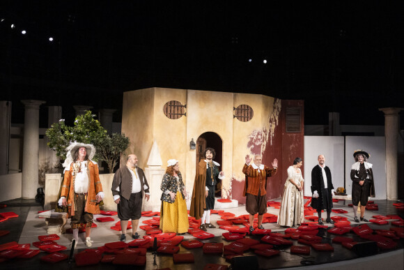 Christophe Vericel, Gersende Perrin, Louis Perrin, Francis Perrin, Clarisse Perrin et la troupe - Représentation de la pièce "L'école des femmes" avec F.Perrin lors du festival de Ramatuelle au théâtre de Verdure le 10 août 2022. © Cyril Bruneau / Festival de Ramatuelle / Bestimage 