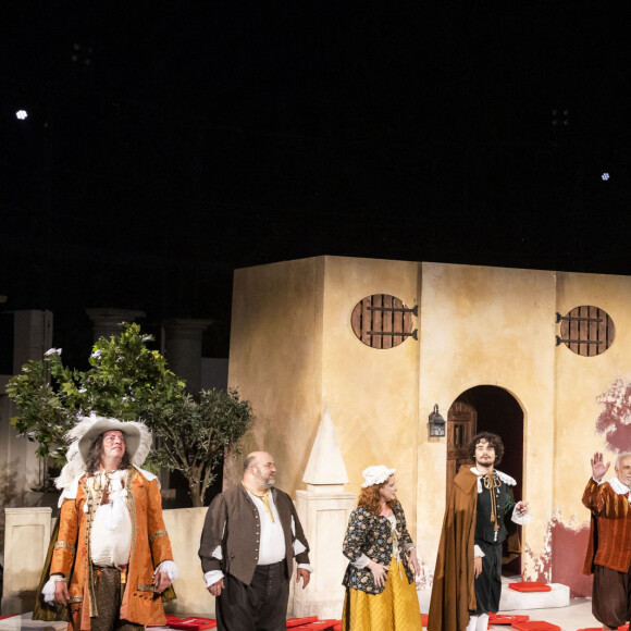 Christophe Vericel, Gersende Perrin, Louis Perrin, Francis Perrin, Clarisse Perrin et la troupe - Représentation de la pièce "L'école des femmes" avec F.Perrin lors du festival de Ramatuelle au théâtre de Verdure le 10 août 2022. © Cyril Bruneau / Festival de Ramatuelle / Bestimage 